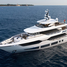 Majesty Yachts 120