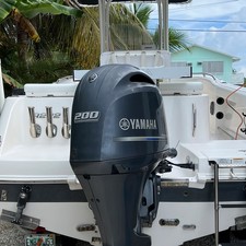 Robalo R222 Center Console