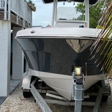 Robalo R222 Center Console