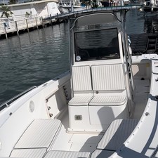 Mako 261 Center Console