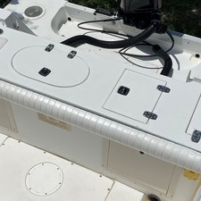 Mako 261 Center Console