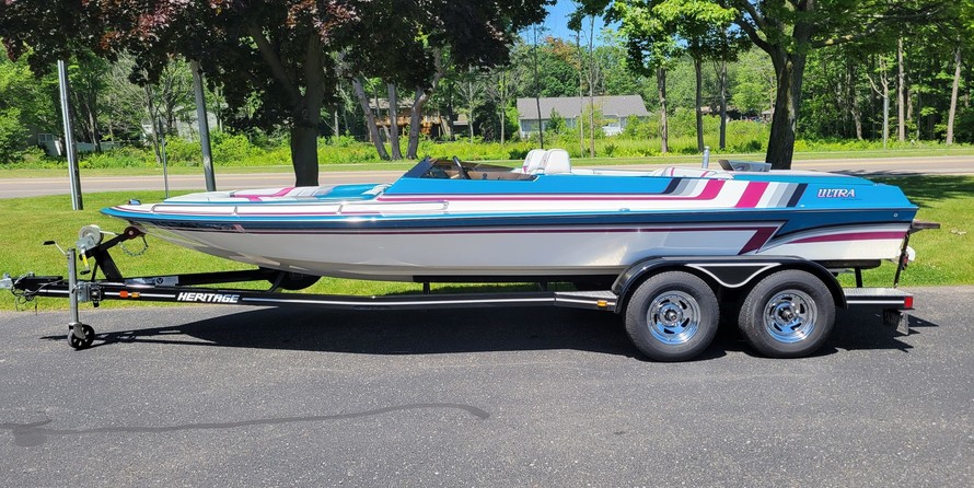 Ultra 21 LX Jet boat