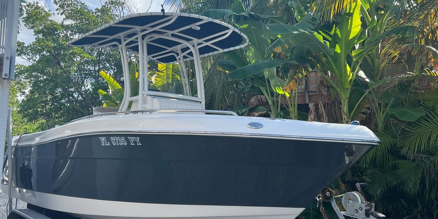 Robalo R222 Center Console