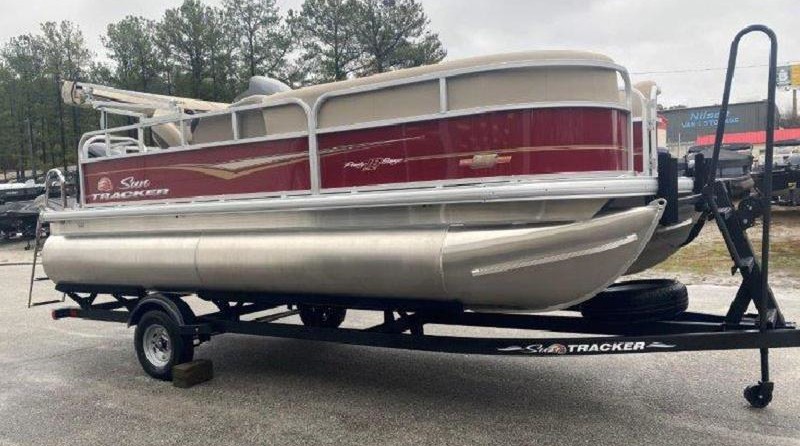 Sun Tracker Party Barge 18 DLX